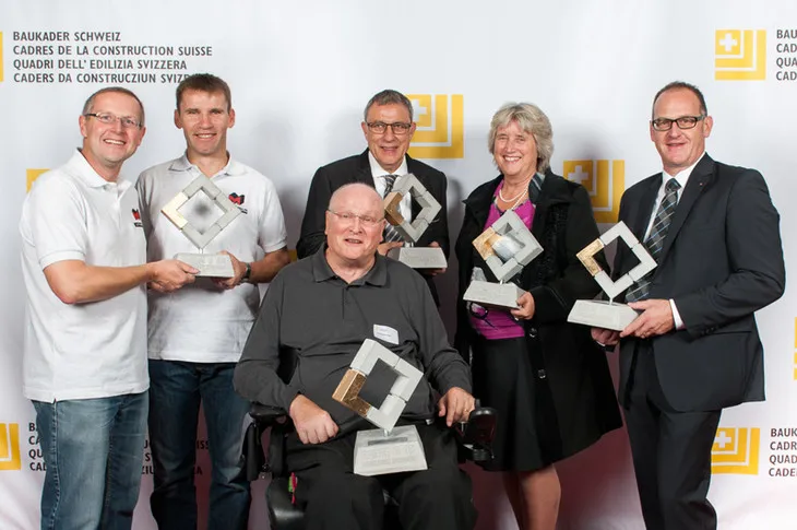 Gruppenfoto mit 6 Personen, die einen Award in den Händen halten